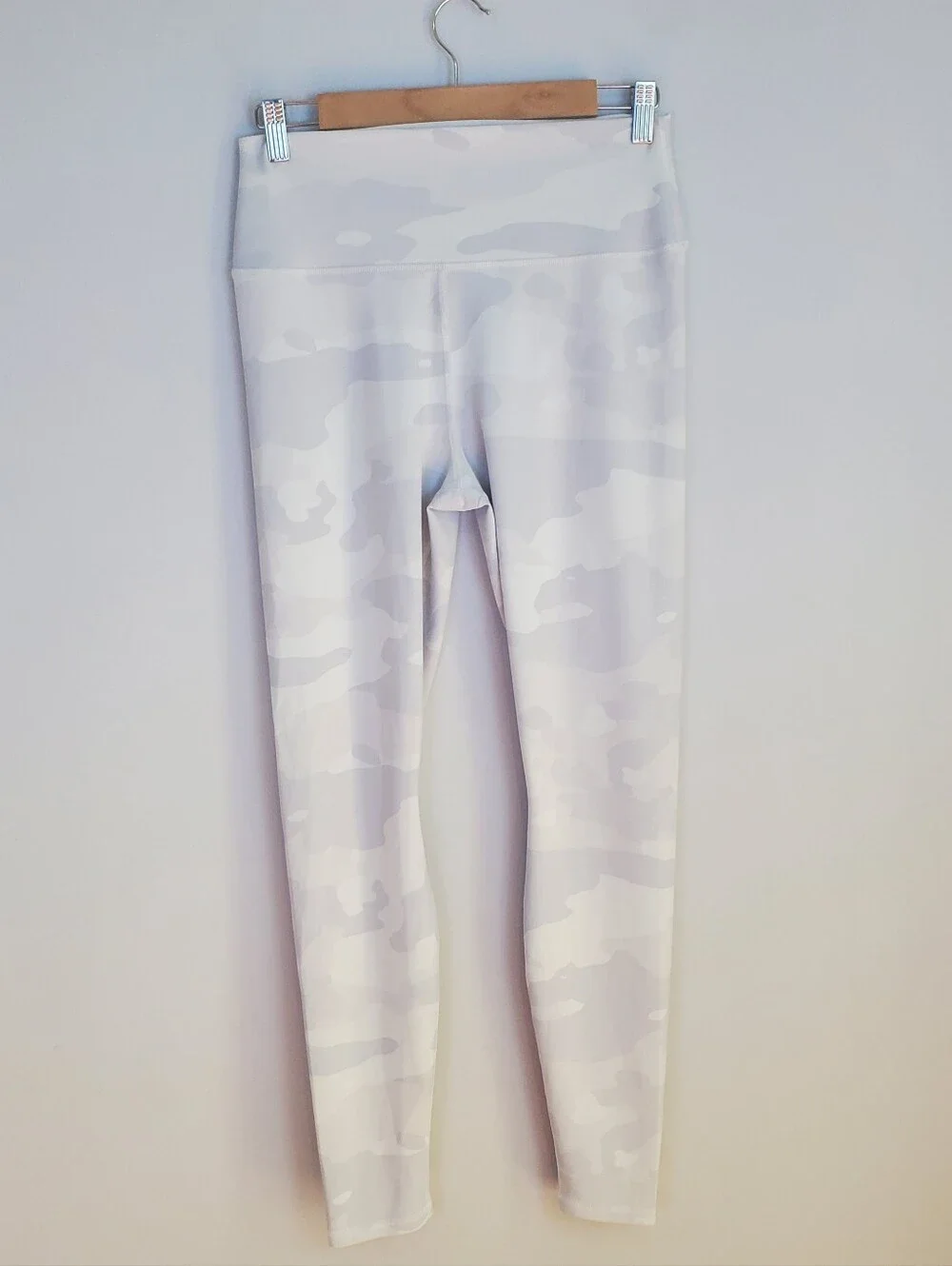Alo Yoga High-Waist White Camo Vapor Legging Size Large
